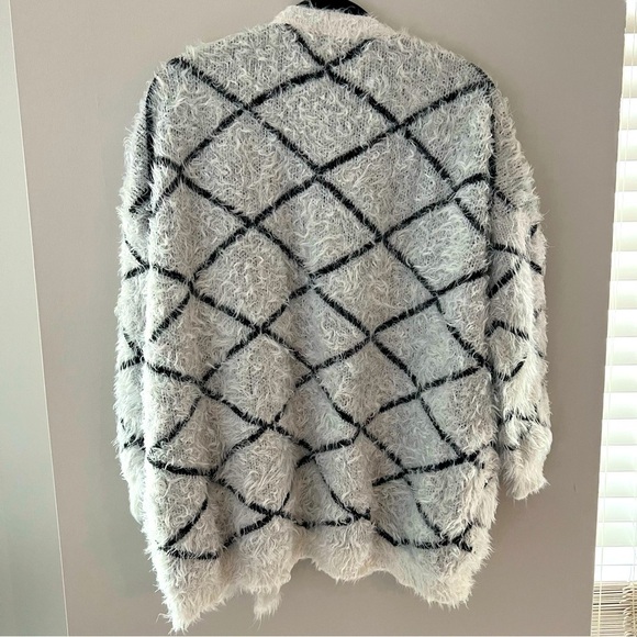 Ellison black white fuzzy cardigan - Picture 2 of 4